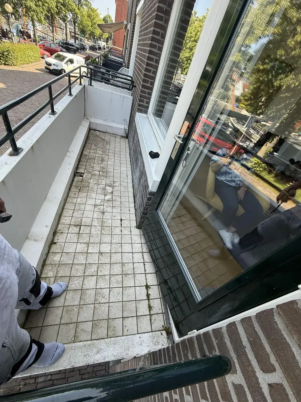 Balkon met een oude, vuile tegelvloer vóór het aanbrengen van de coating
