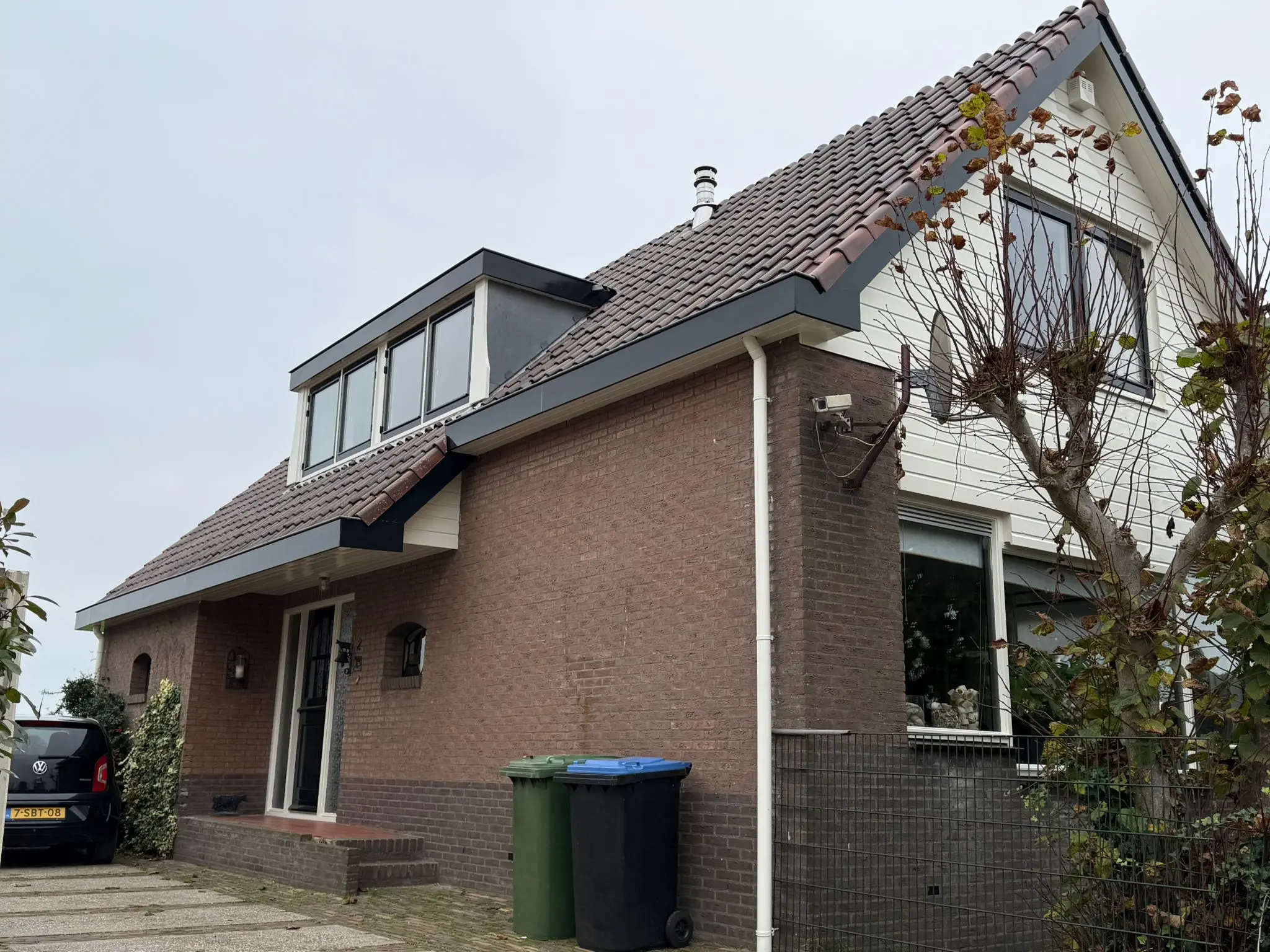Woning met verzorgde gevel, dakrand en houtwerk na buitenonderhoud
