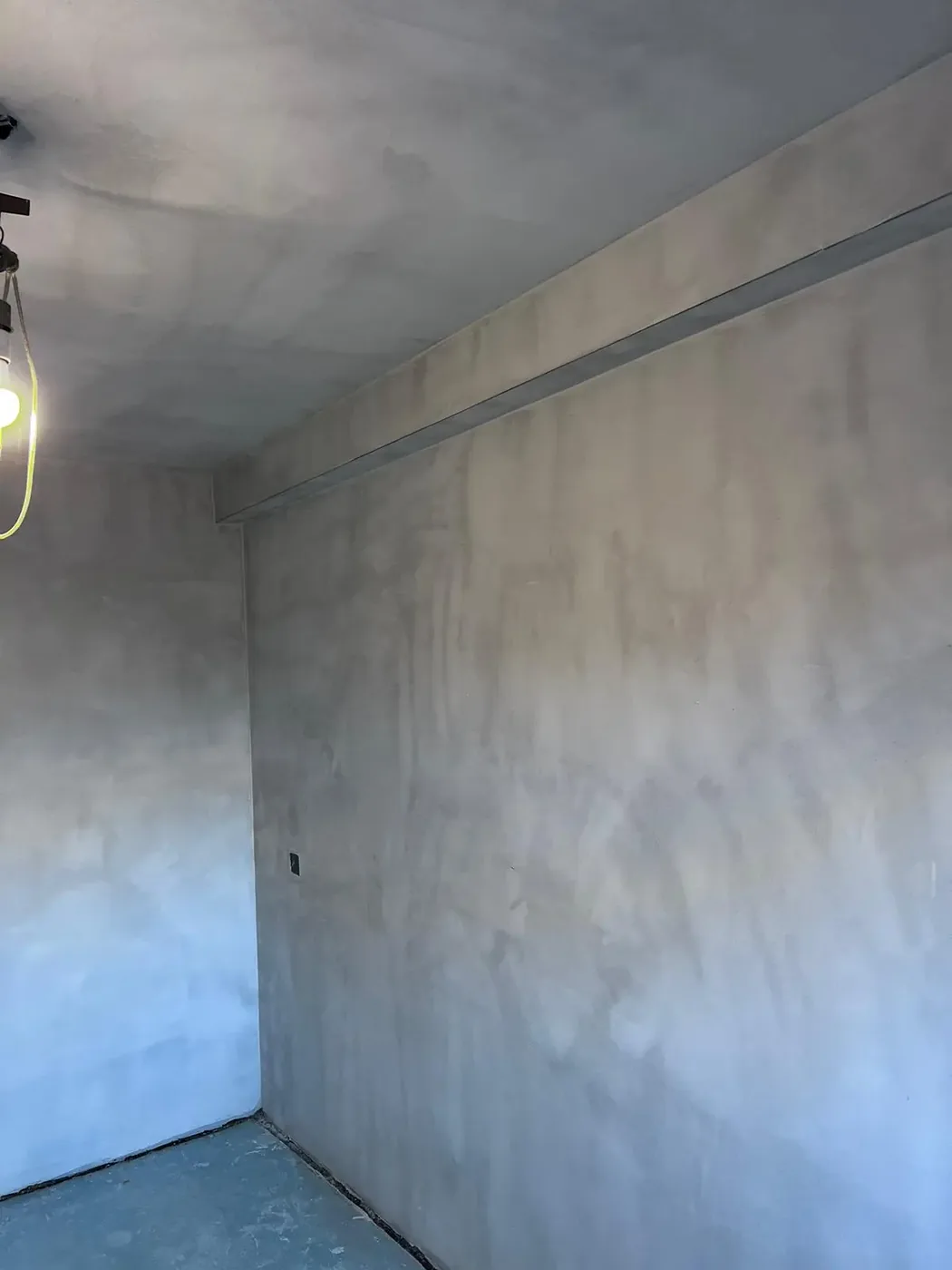 Kamer met vers aangebracht, glad stucwerk op muren en plafond